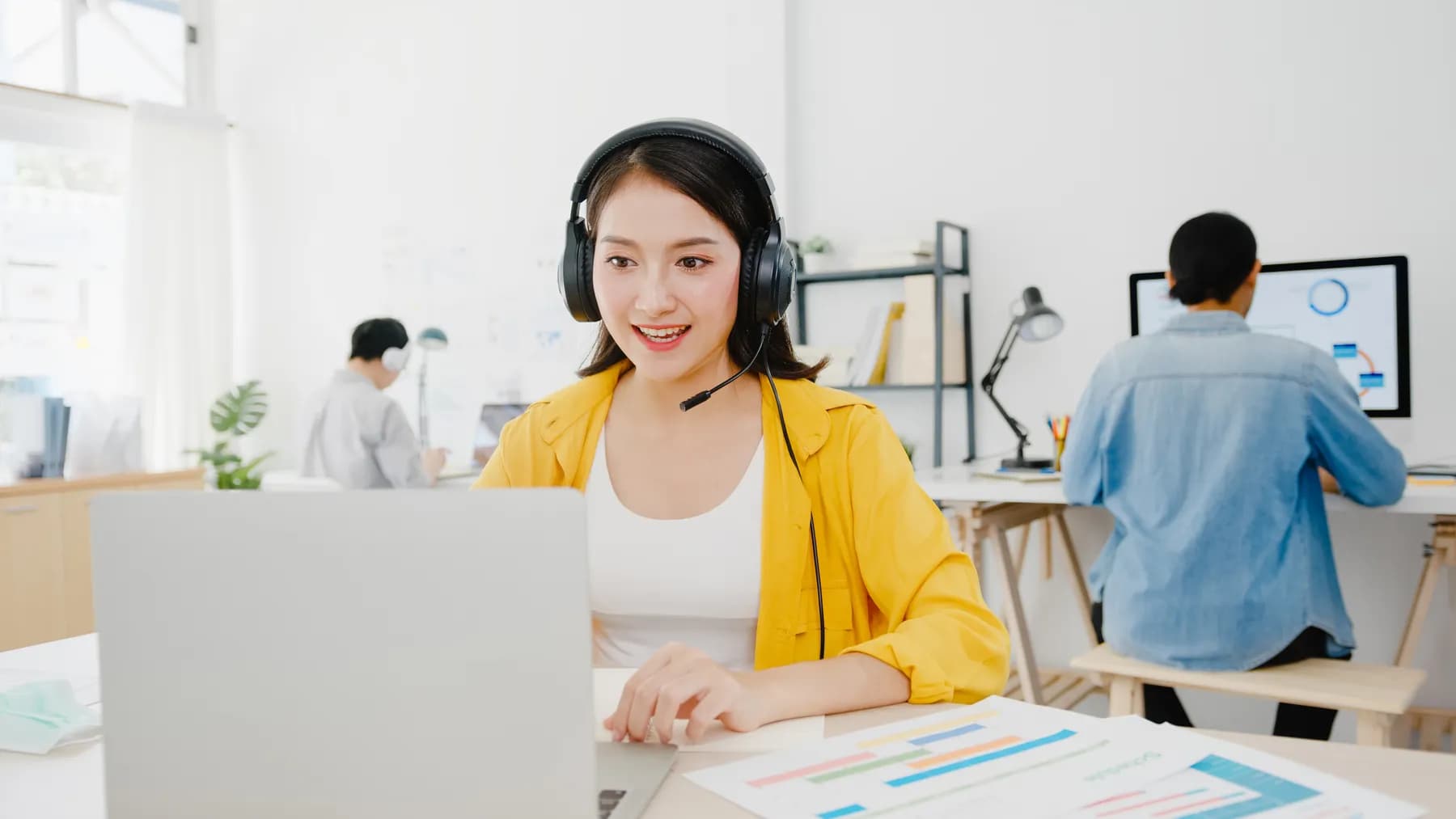 Nhân viên LilyTech đeo tai nghe tư vấn khách hàng qua máy tính